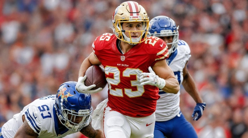 El jugador Christian McCaffrey, el versátil corredor de San Francisco