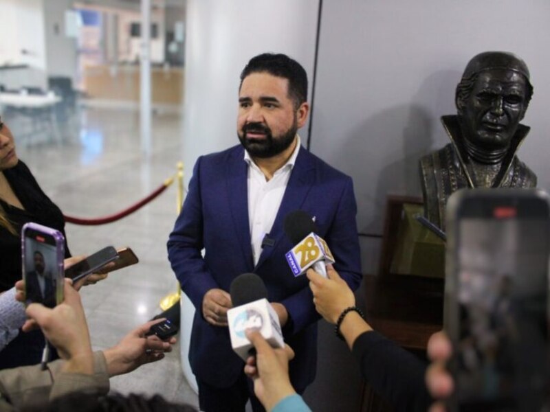 Francisco Sánchez Villegas en conferencia de prensa, exigiendo medidas contra la violencia en Chihuahua.