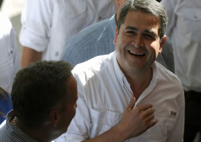 El presidente electo de Chile, Gabriel Boric, saluda a sus partidarios tras su victoria en las elecciones presidenciales.