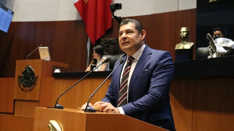 Diputado mexicano da discurso en el Congreso