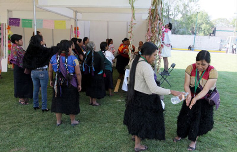 Mujeres indígenas en un mercado artesanal