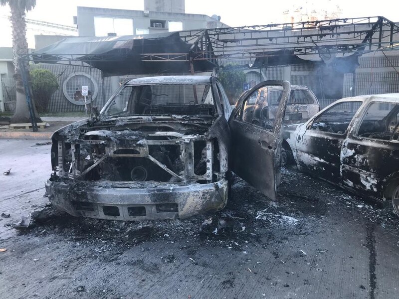 Autos quemados tras enfrentamientos en la ciudad de México