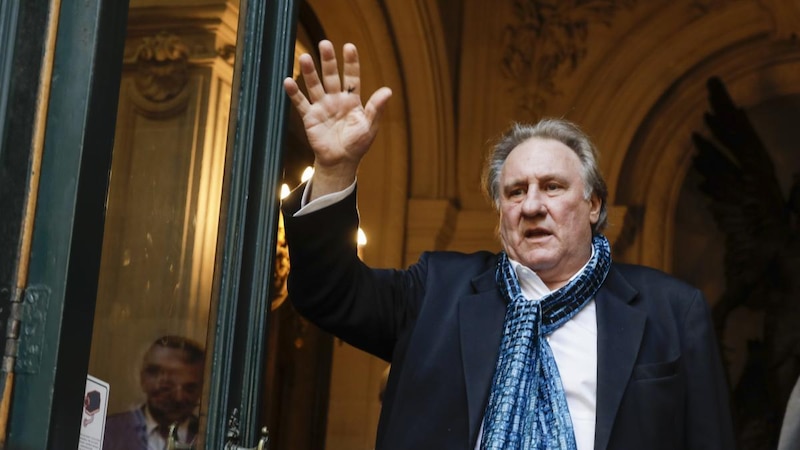 El actor francés Gérard Depardieu saluda a sus fans