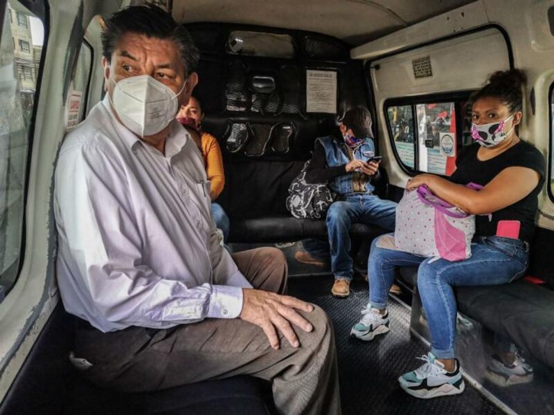 Pasajeros en un autobús llevan mascarillas durante la pandemia de COVID-19
