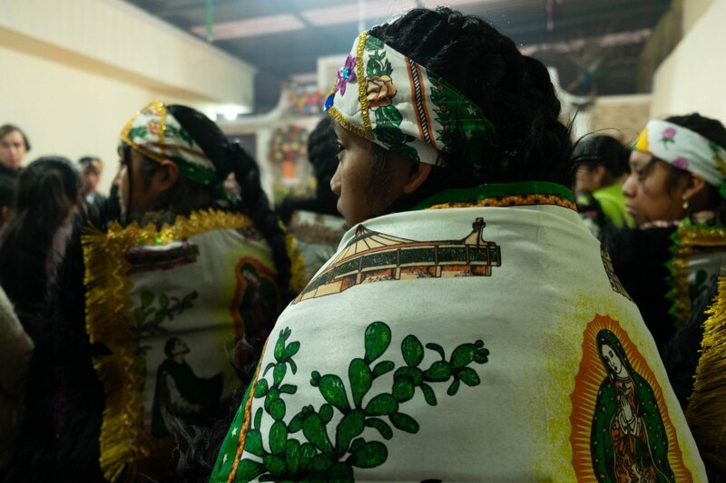 Mujer indígena con traje tradicional mexicano