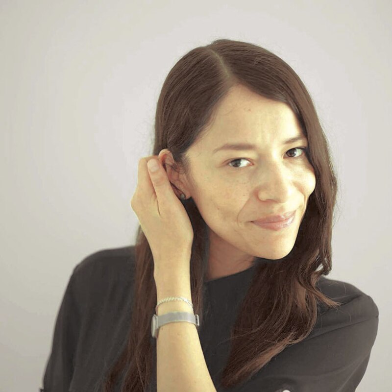 Mujer tocando su oreja