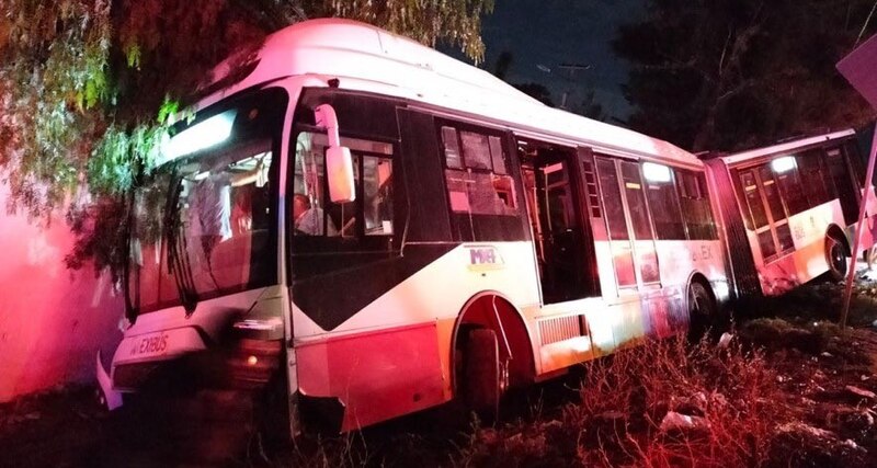 Autobús urbano se estrella contra un árbol