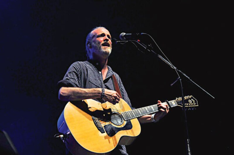 El cantautor español Ismael Serrano ofrece un concierto en acústico.