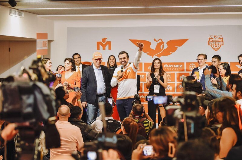 El candidato a la presidencia de México, Ricardo Anaya, saluda a sus seguidores durante un mitin en la Ciudad de México.