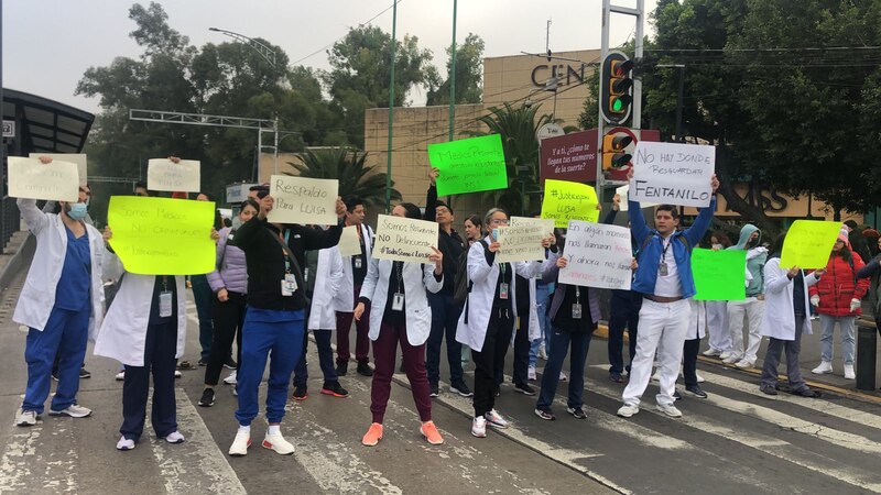 Protestan médicos residentes en CDMX por detención de compañera