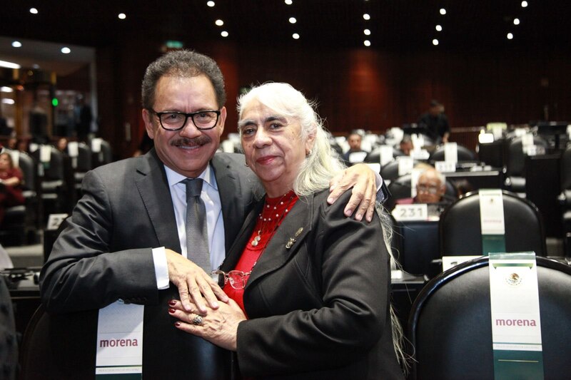 - AMLO y su esposa Beatriz Gutiérrez Müller sonrientes en un evento.