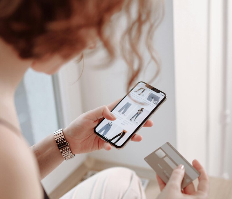 Mujer realizando compras en línea en su movil