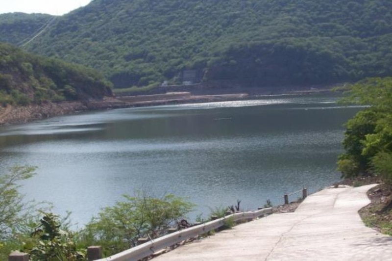 Carretera junto a un embalse rodeado de montañas