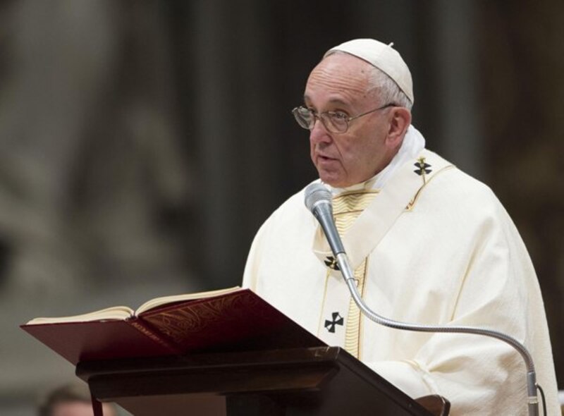 El Papa Francisco pronuncia un discurso ante la multitud en la Plaza de San Pedro.