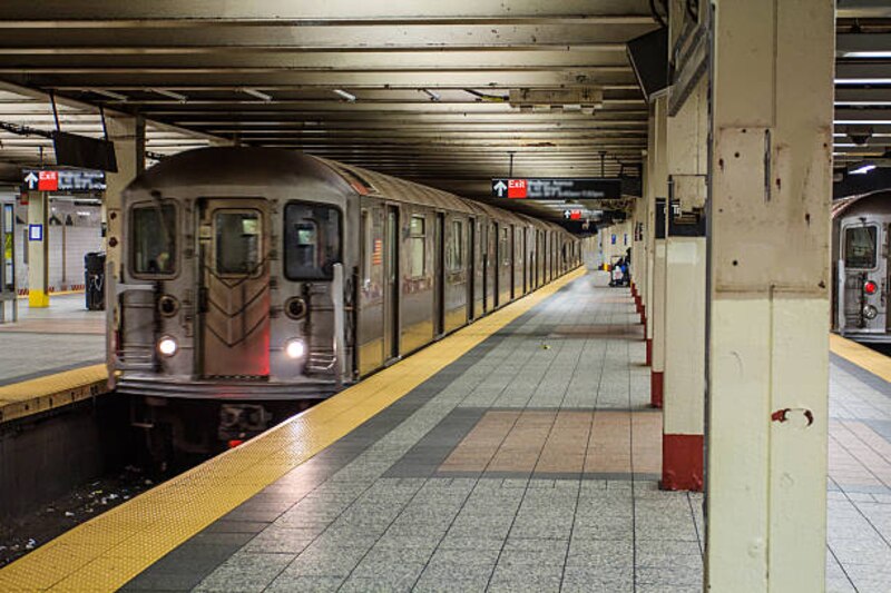 Tren subterráneo en la estación