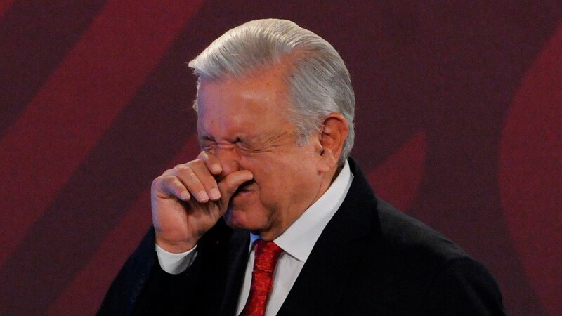 El presidente Andrés Manuel López Obrador se limpia la nariz durante una conferencia de prensa.