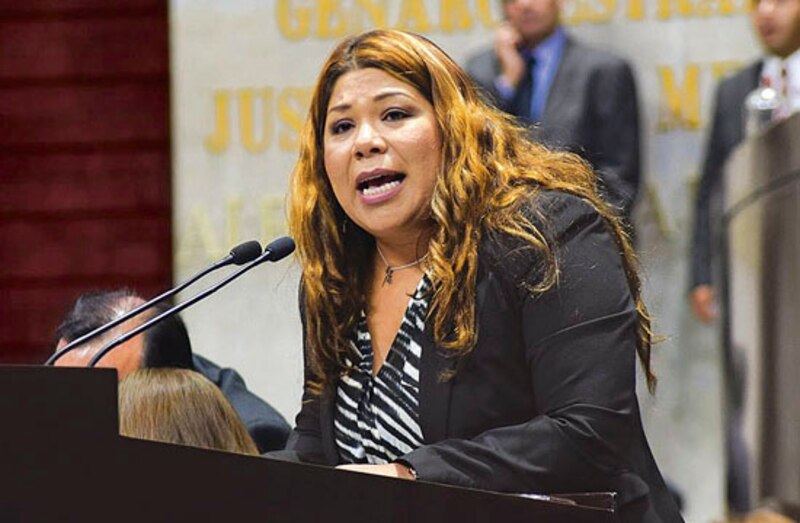 La diputada mexicana María Clemente García Moreno pronuncia un discurso en el Congreso de la Unión.