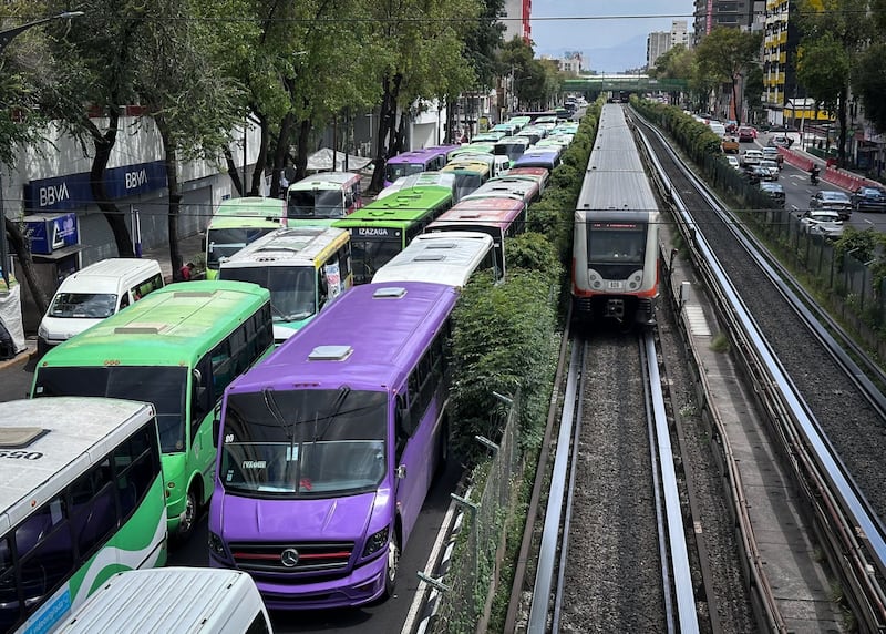 Decenas de personas de la Fuerza Amplia de Transportistas, mantienen cierre a la altura de Calzada de Tlalpan y San Antonio Abad con el fin de marchar rumbo al Zócalo. En la imagen vista de las unidades detenidas a un costado del Metro.