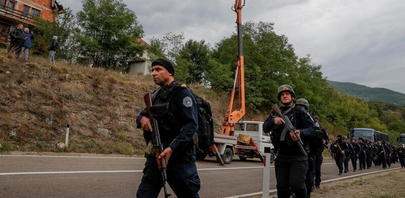 Enfrentamientos entre policías y manifestantes en las calles de una ciudad