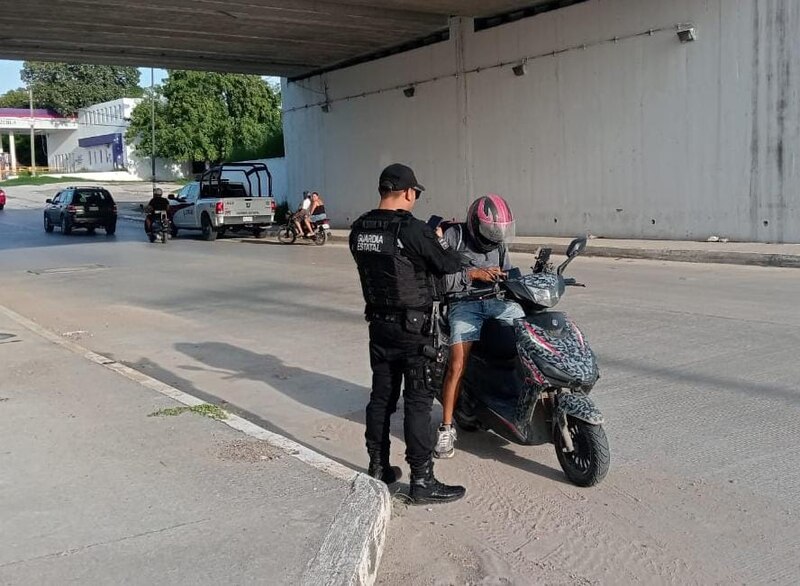 Guardia Estatal detiene a motociclista por conducir sin casco