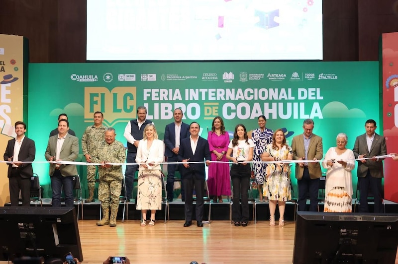 Manolo Jiménez cortando el listón inaugural de la Feria del Libro Coahuila 2025 junto a la embajadora de Argentina