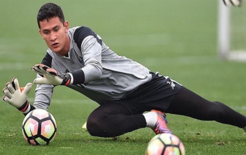 El portero Keylor Navas detiene un balón durante un entrenamiento del Real Madrid.