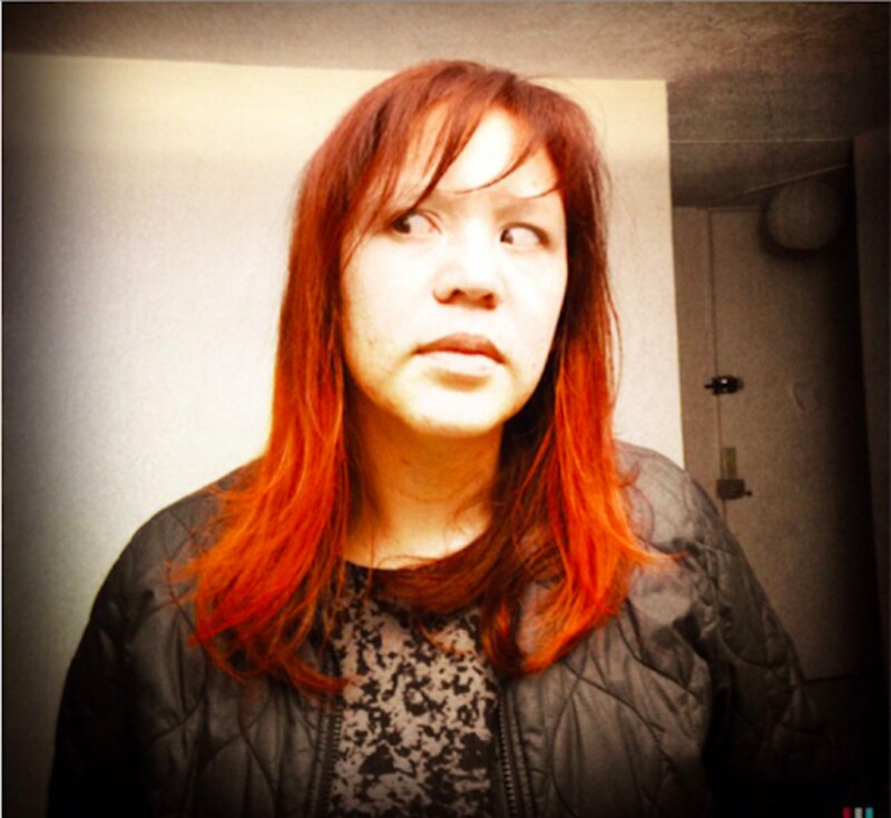 Mujer con el pelo rojo