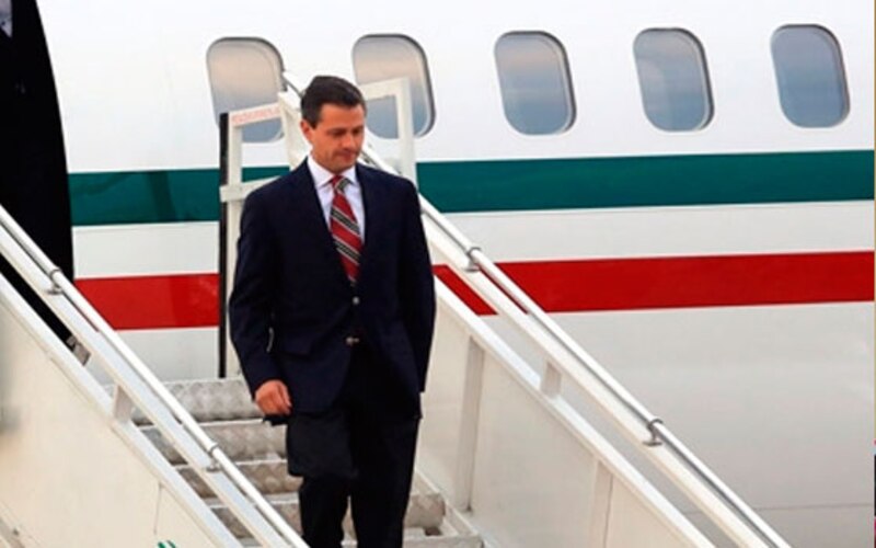 El presidente López Obrador aborda el avión presidencial