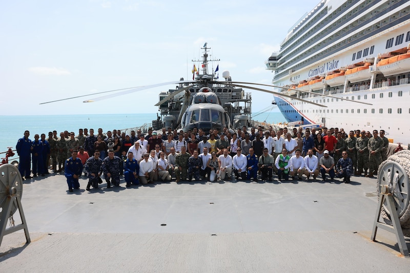 La tripulación del Buque Escuela ARC “Gloria” junto a un helicóptero y un crucero.