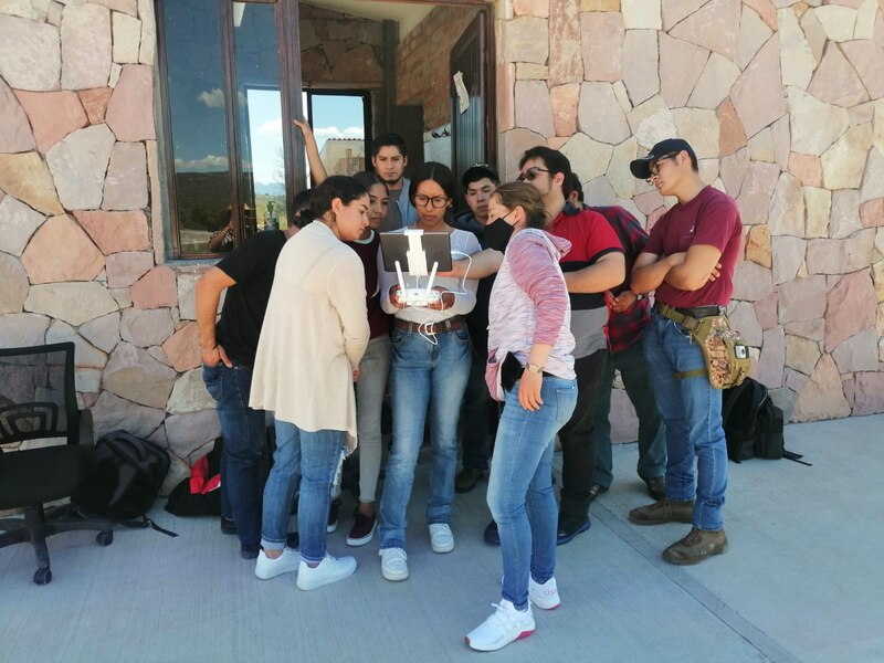 Un grupo de personas mirando un dron.