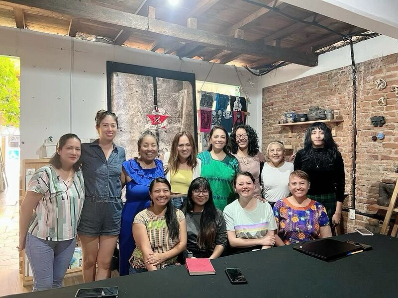 Mujeres indígenas en un taller de arte