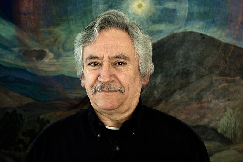 Retrato de un hombre con bigote y cabello largo