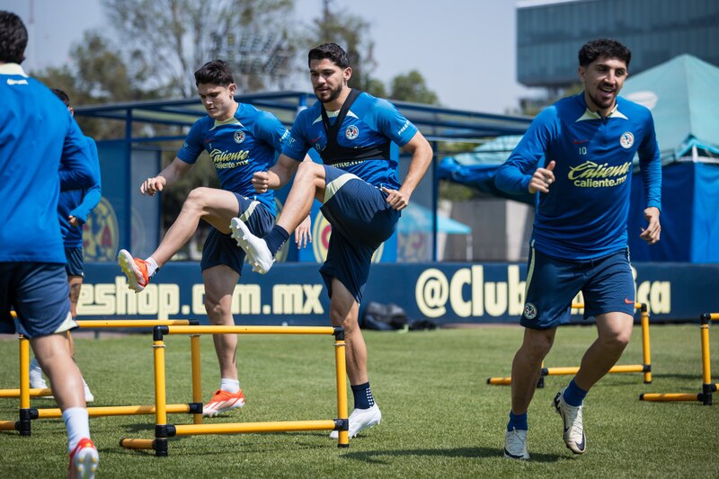 Jugadores del Club América entrenando
