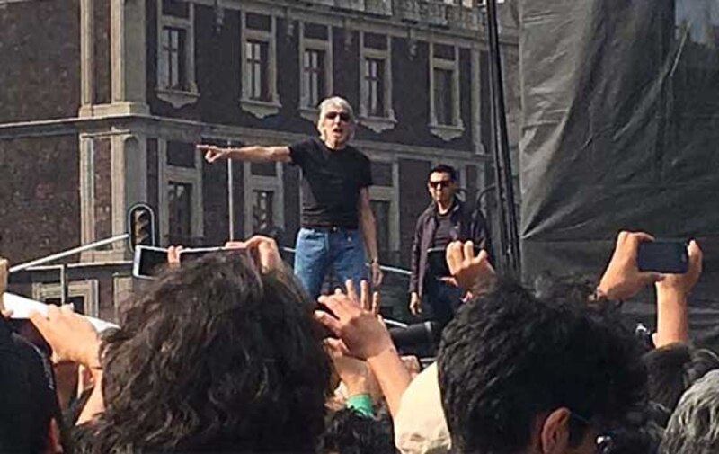 Roger Waters en concierto en el Zócalo de la Ciudad de México