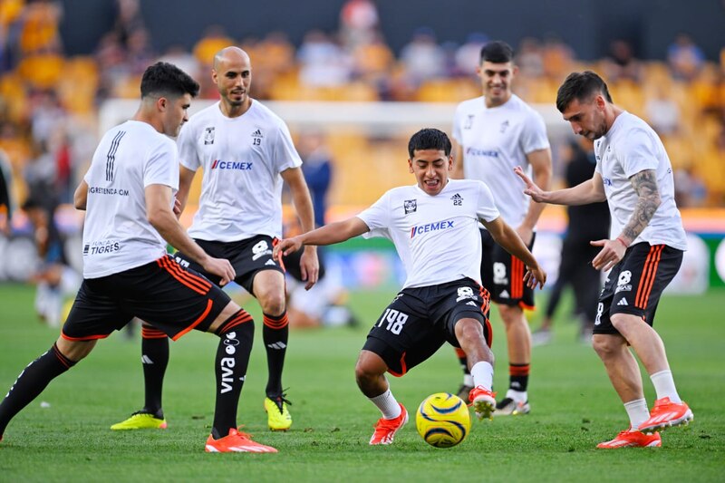Jugadores de fútbol practicando en un estadio