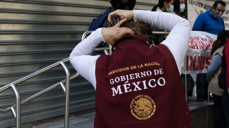 Servidora de la Nación se quita el chaleco ante protestas