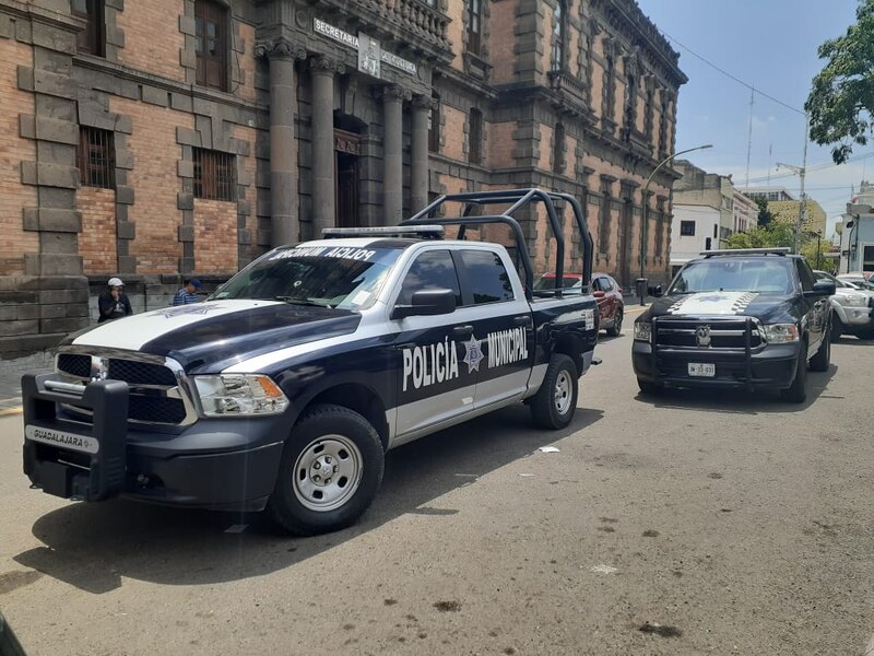 Policías municipales de Guadalajara en una patrulla