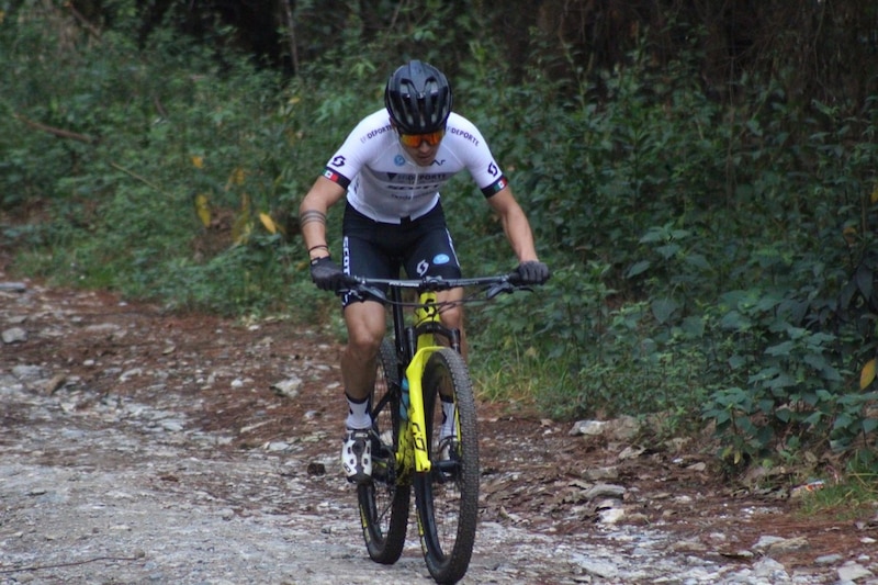 Ciclista de montaña en acción