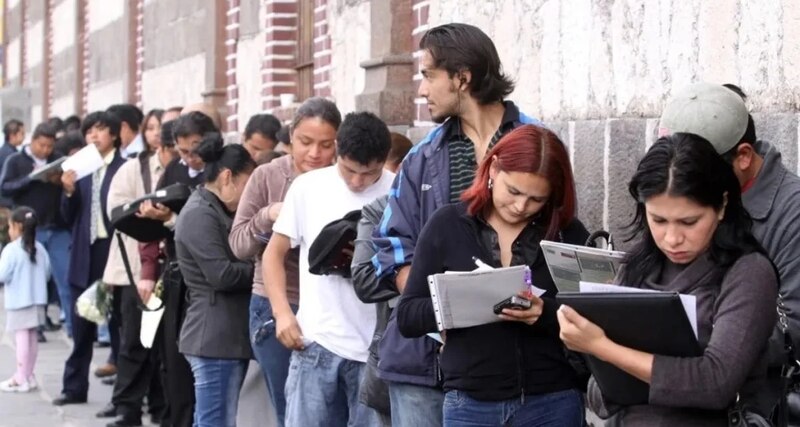 Jóvenes haciendo fila para entrar a la universidad