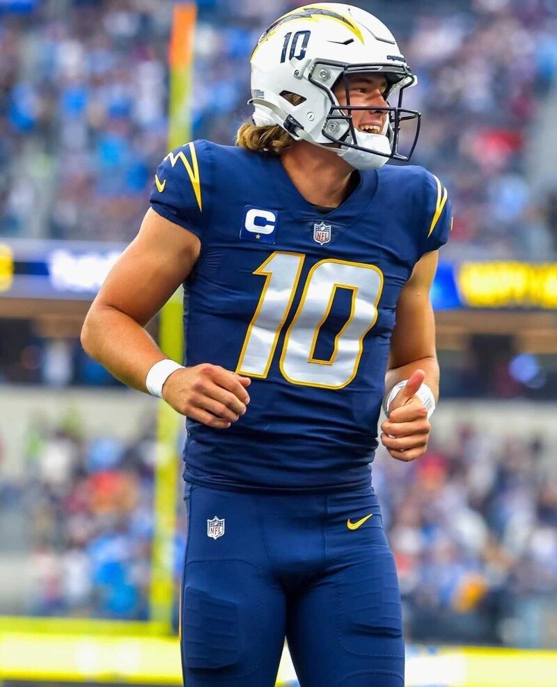 Justin Herbert, el quarterback de Los Angeles Chargers, celebra una anotación.
