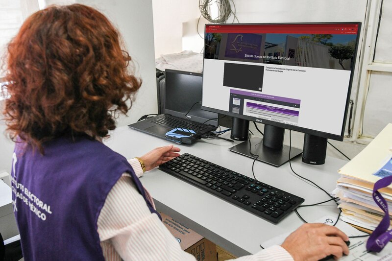 Mujer usando una computadora