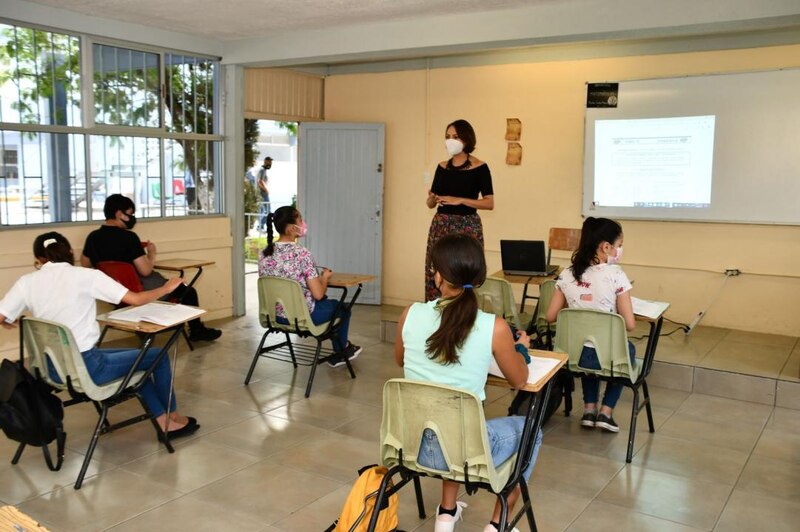 Profesora dando clase en el aula