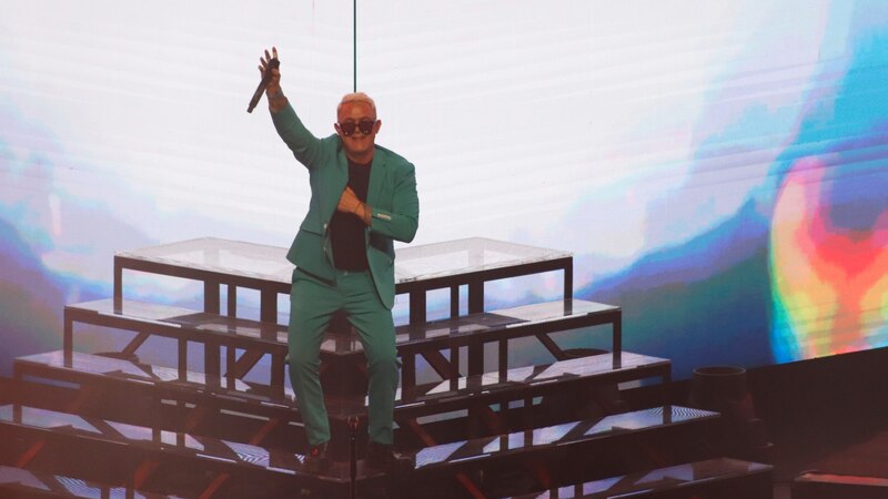 Maluma cantando en concierto