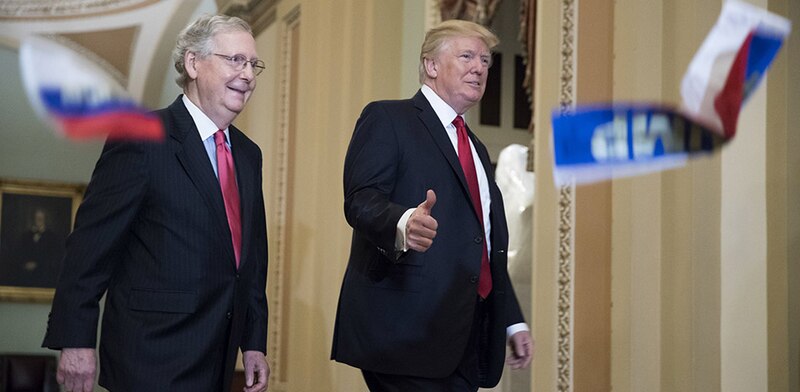 Trump y McConnell caminan juntos por el Capitolio