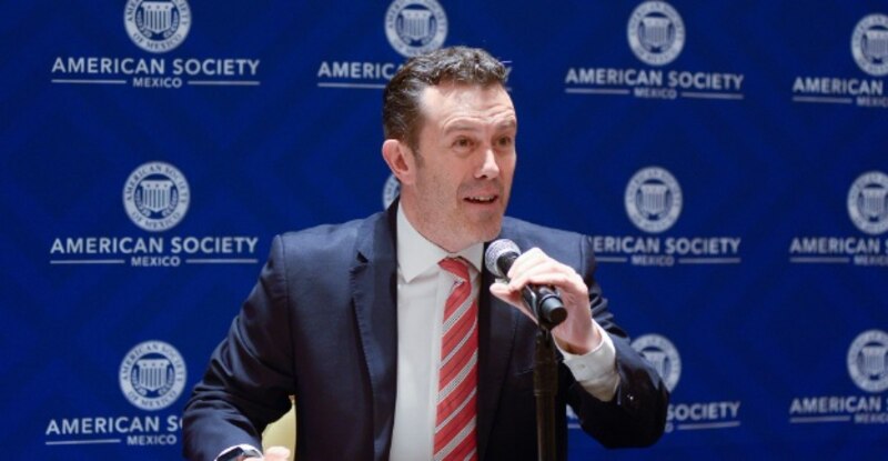 El presidente de la American Society, Capítulo México, Christopher Landau, durante un discurso.