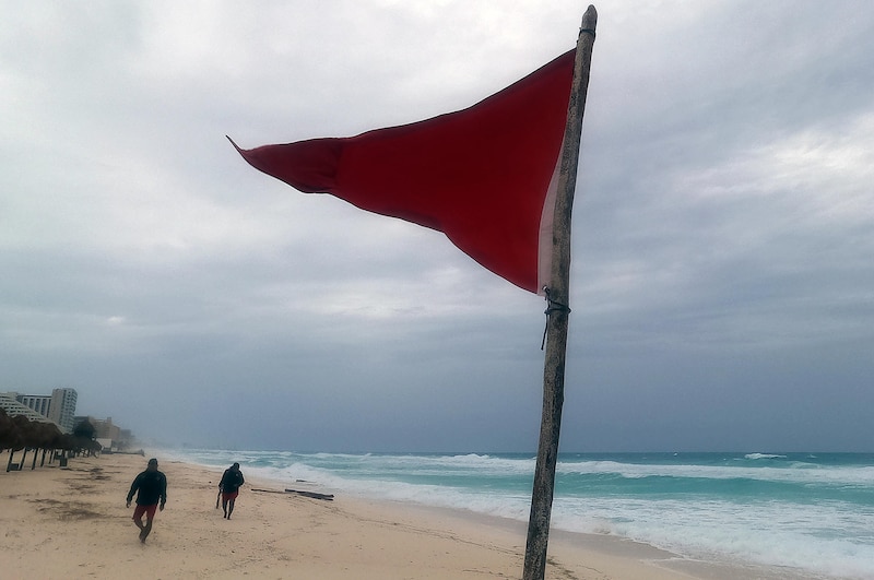 Bandera roja en la playa