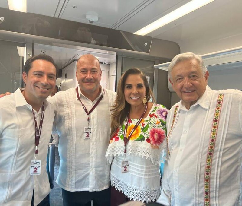 El presidente López Obrador y su esposa Beatriz Gutiérrez Müller acompañados de invitados especiales en el Tren Maya.