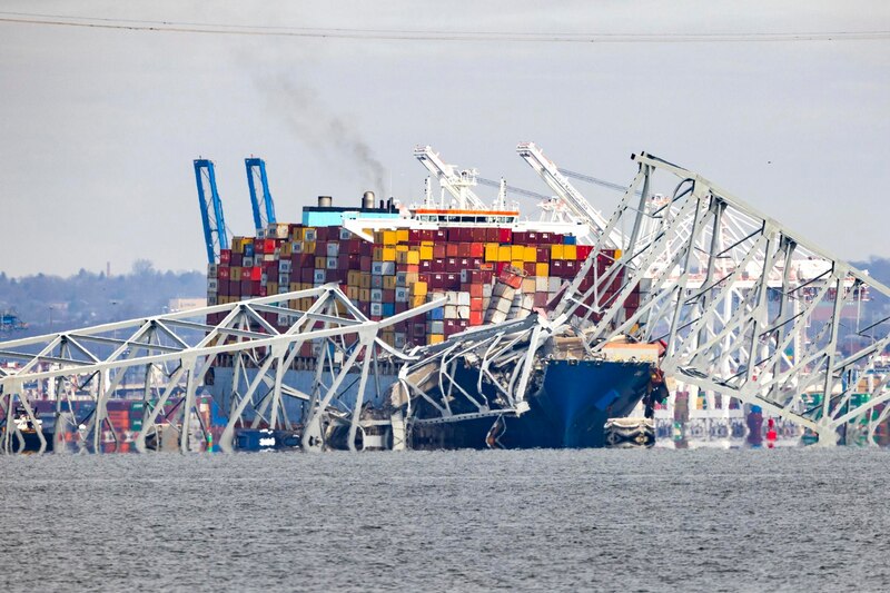 Un barco choca contra un puente