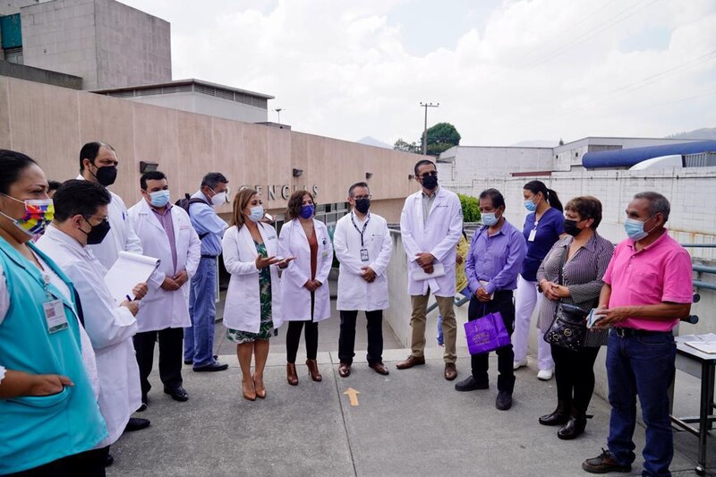 Reunión de personal médico en el exterior de un hospital