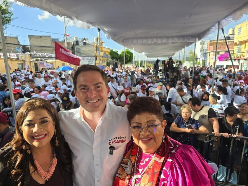 El candidato presidencial Javier López Casarín saluda a sus simpatizantes durante un mitin en la Ciudad de México.